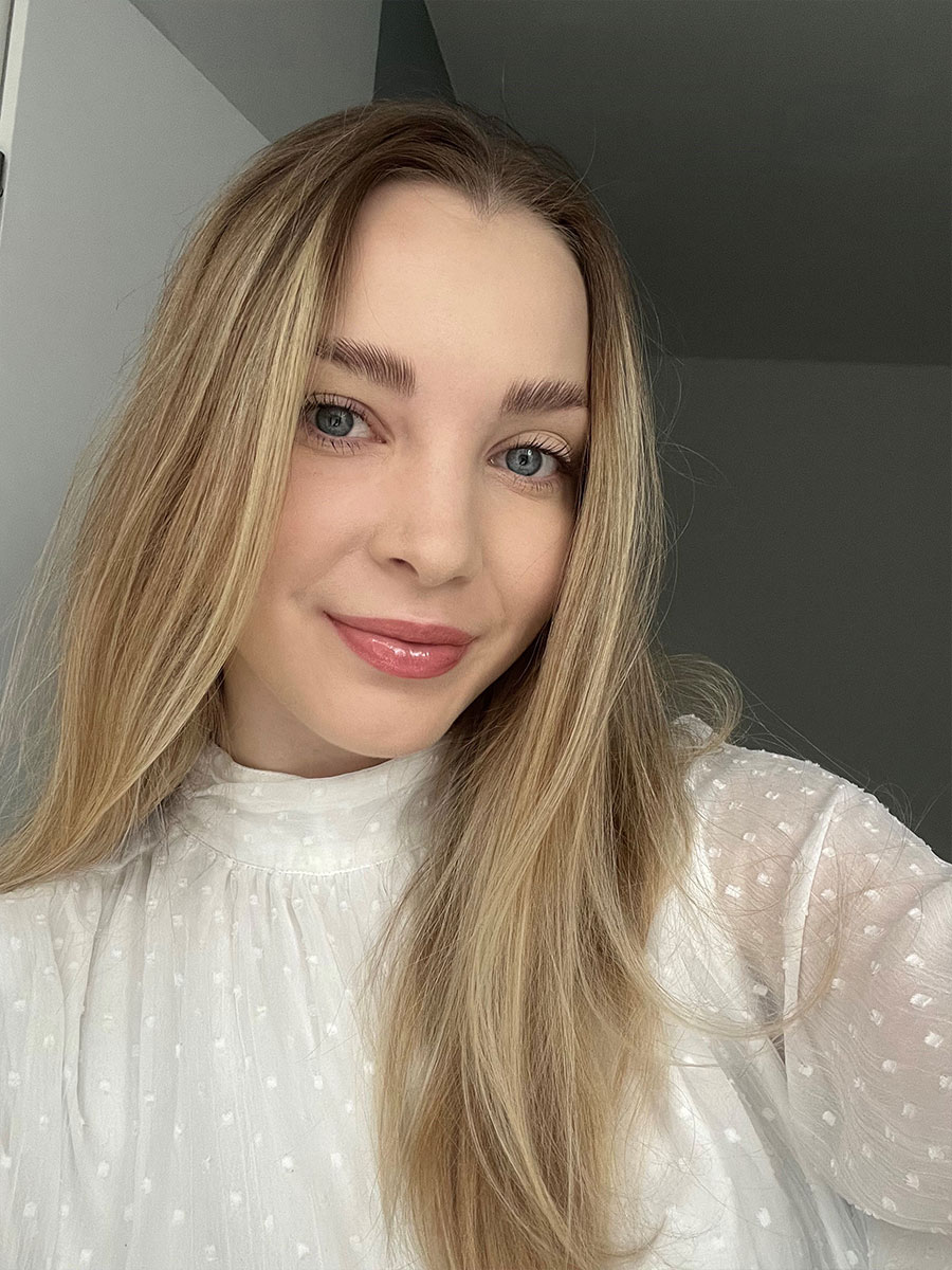 Zuzanna mit Make-up nach der Aviclear-Behandlung