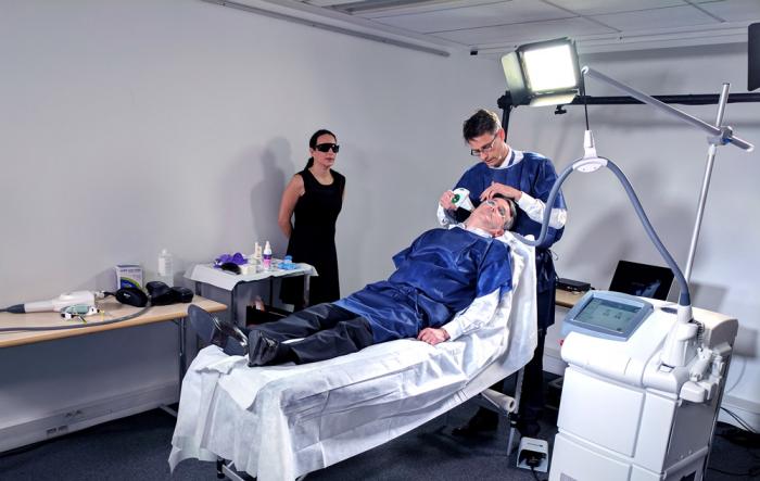 Dr. Feise bei der Live-Behandlung